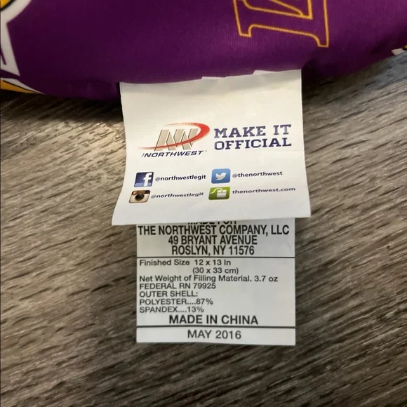 COPY - Official Lakers airplane neck pillow - Picture 3 of 4